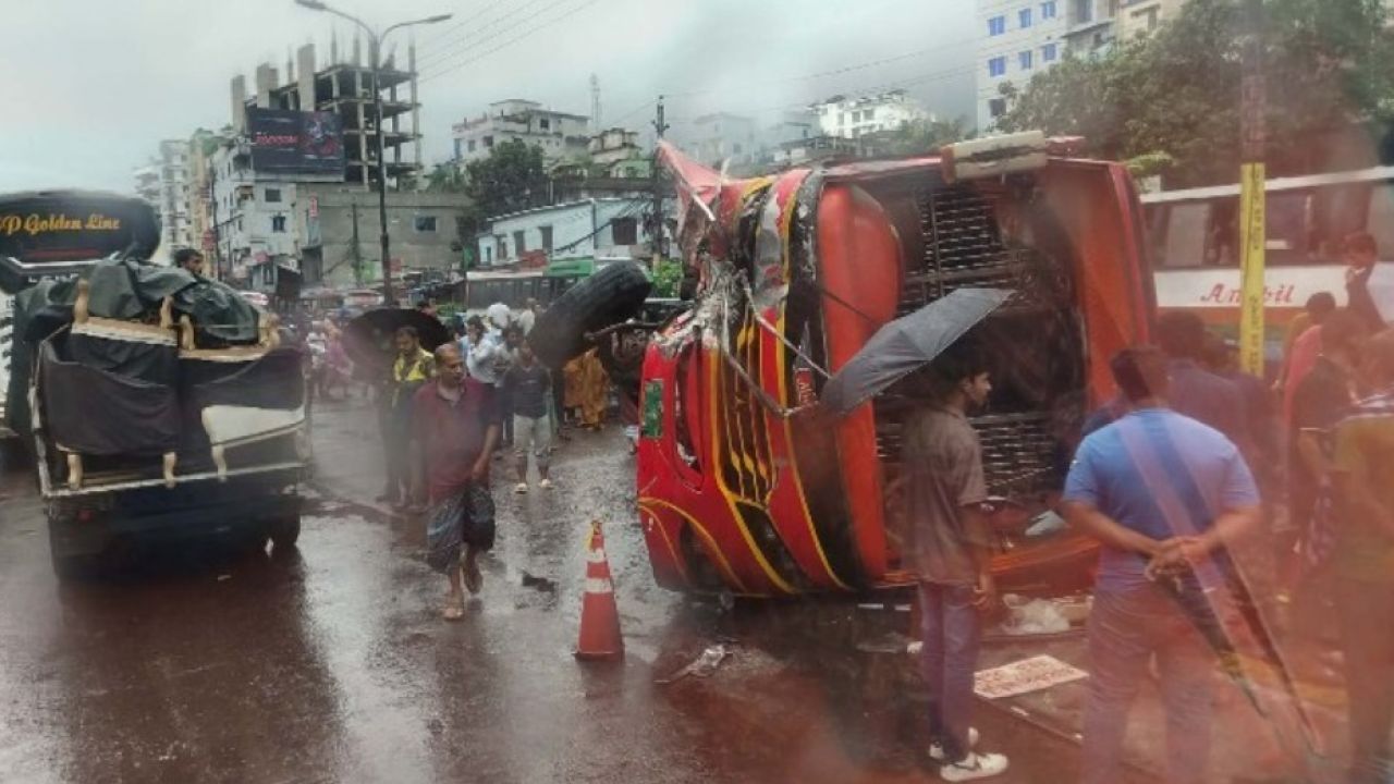 ঢাকায় সাতসকালে সড়কে ঝরলো নারীর প্রাণ
