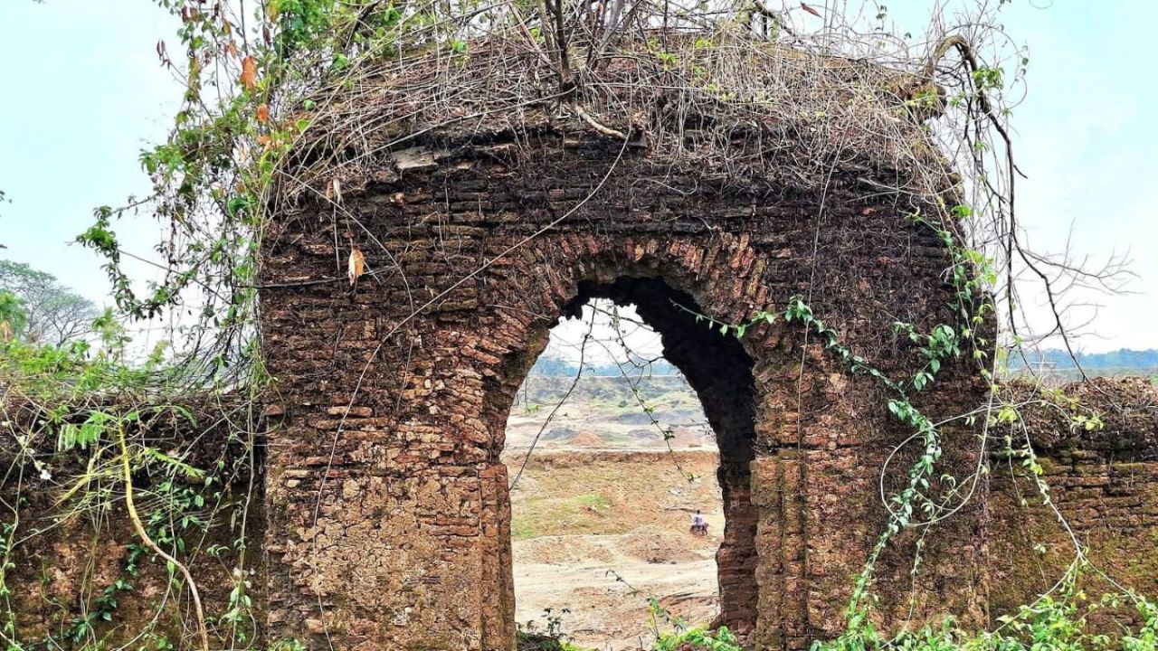 বিলীনের পথে প্রাচীন জাফলং রাজবাড়ী