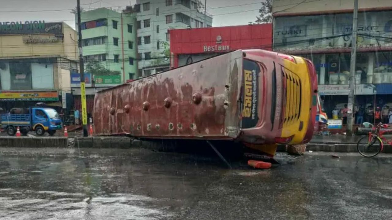 ইসলাম পরিবহনের বাস রোড ডিভাইডার ভেঙে আকাশ বাসে ধাক্কা, নিহত ৪