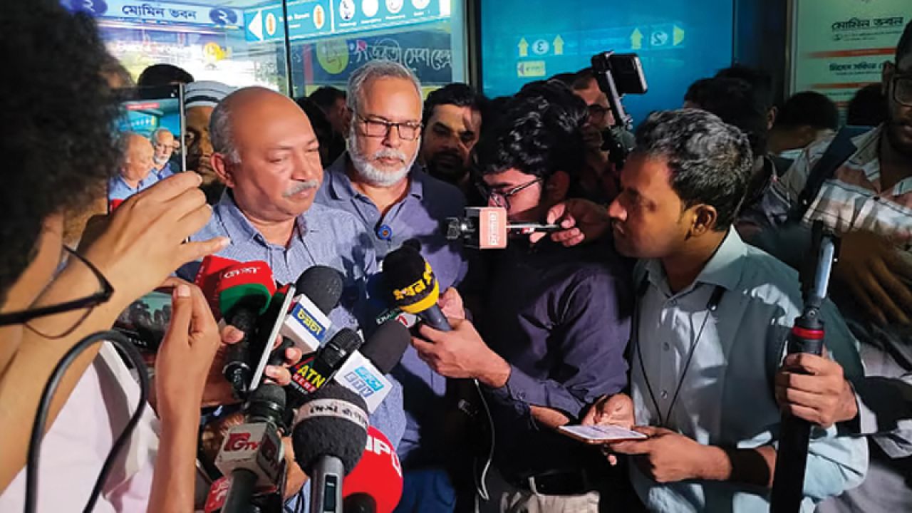 এসি বন্ধ হয়ে শ্বাসরুদ্ধকর পরিবেশ তৈরি হয়েছিল, জানালেন স্বাস্থ্যের ডিজি