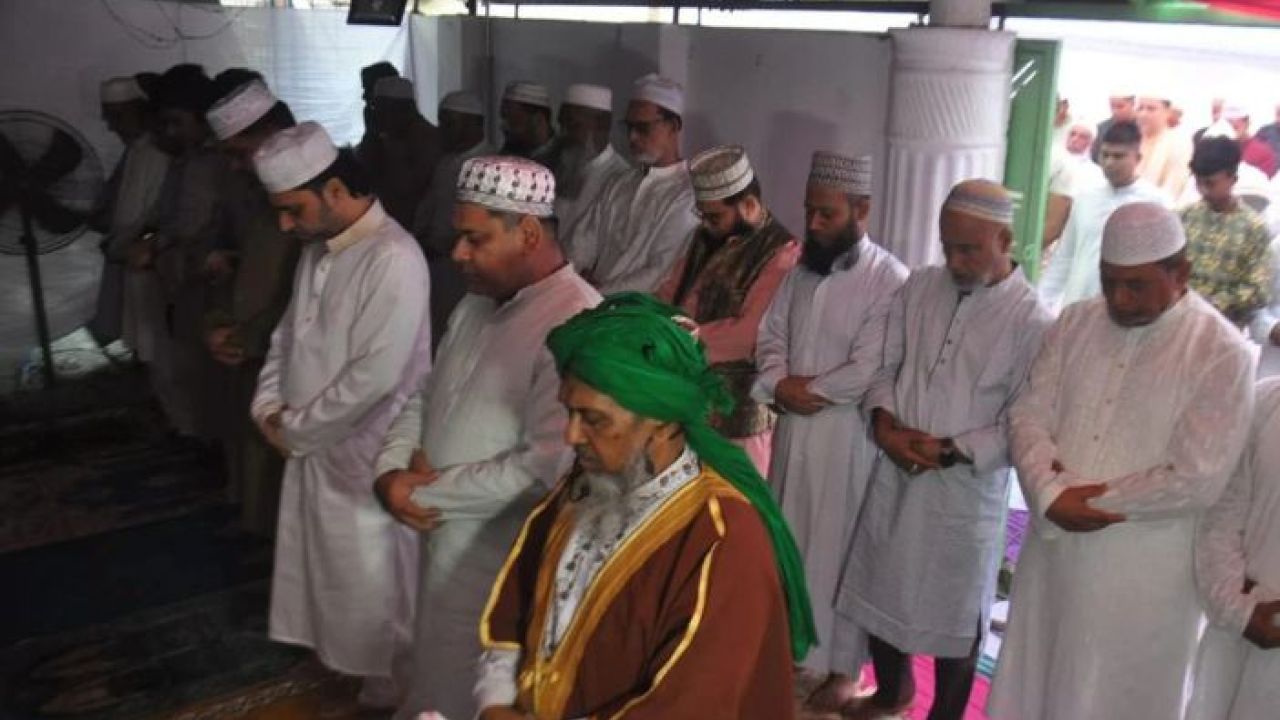 রাজধানীতে ঈদের জামাত: মালিবাগে শতাধিক মুসল্লির ঈদ উদযাপন