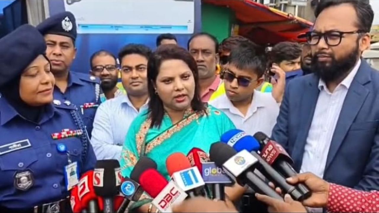 সাভারে হঠাৎ বাসস্ট্যান্ড পরিদর্শনে ঢাকার ডিসি