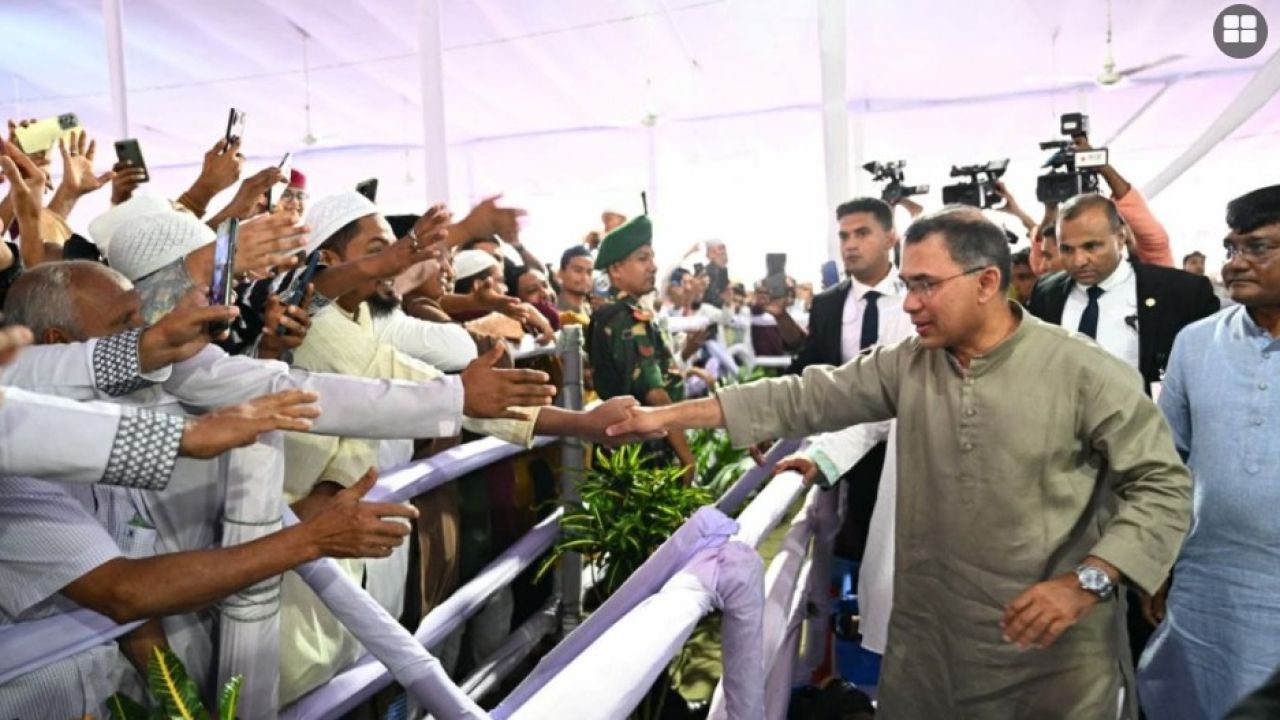 জাতীয় ঈদগাহে মুসল্লিদের সঙ্গে প্রধানমন্ত্রীর শুভেচ্ছা বিনিময়