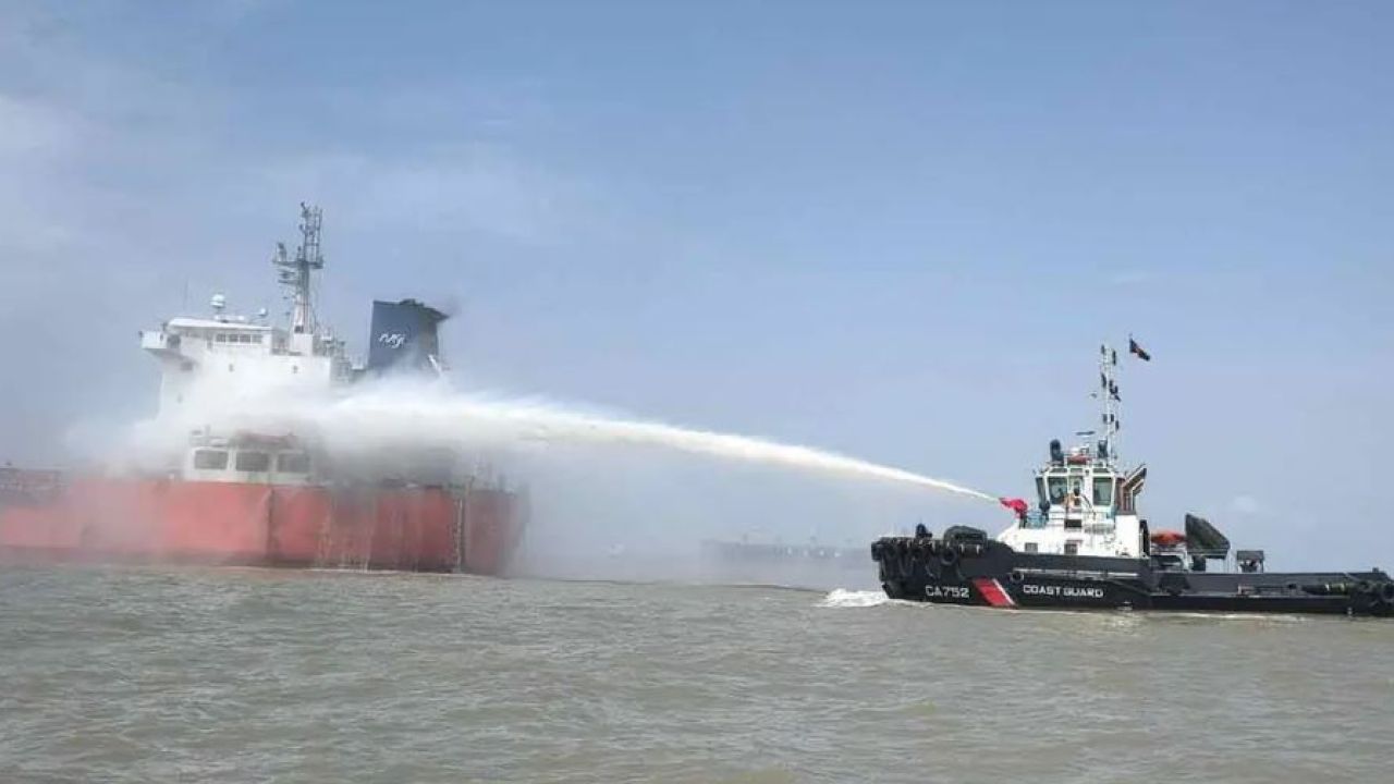 চট্টগ্রামে নোঙর করা তেলবাহী জাহাজে আগুন