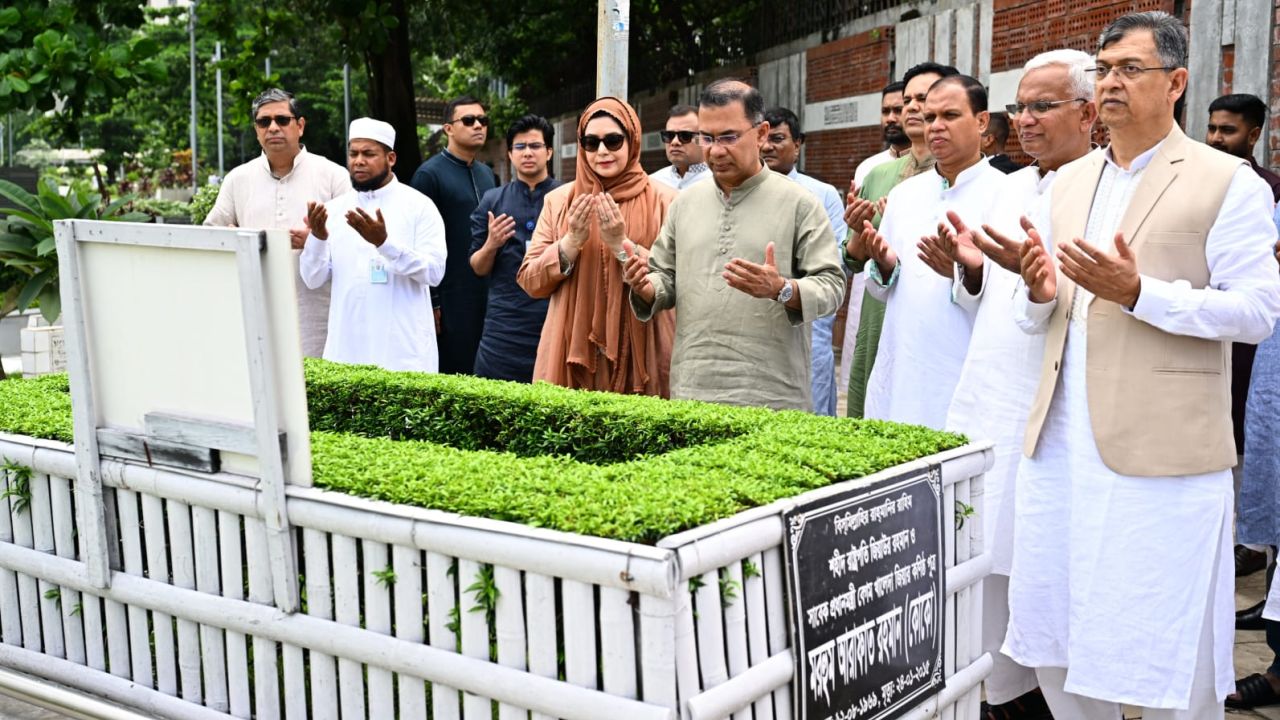 বাবা-মায়ের কবর জিয়ারত করেছেন তারেক রহমান