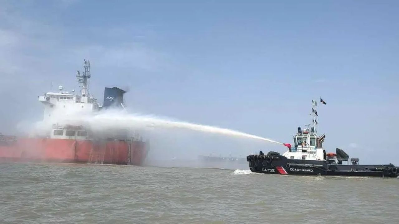 সাড়ে চার ঘণ্টা পর চট্টগ্রাম বন্দরে জাহাজে লাগা আগুন নিয়ন্ত্রণে