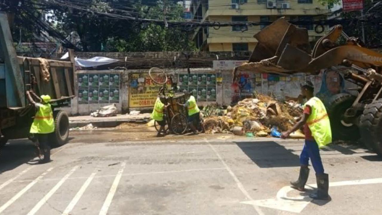 ৮ ঘণ্টায় ৫৪ হাজার টন বর্জ্য অপসারণে ব্যস্ত ৩১ হাজার কর্মী