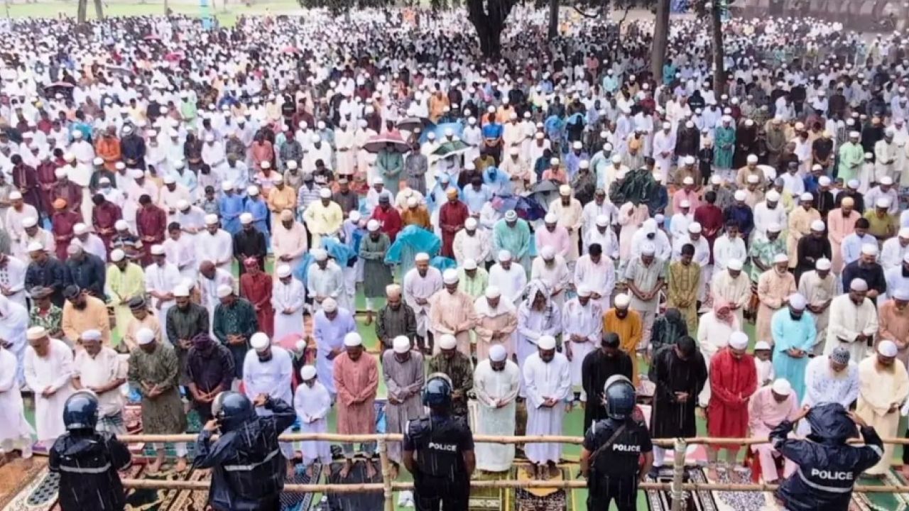 বৃষ্টিতে ভিজেই শোলাকিয়ায় মুসল্লিদের ঈদুল আজহার নামাজ আদায়