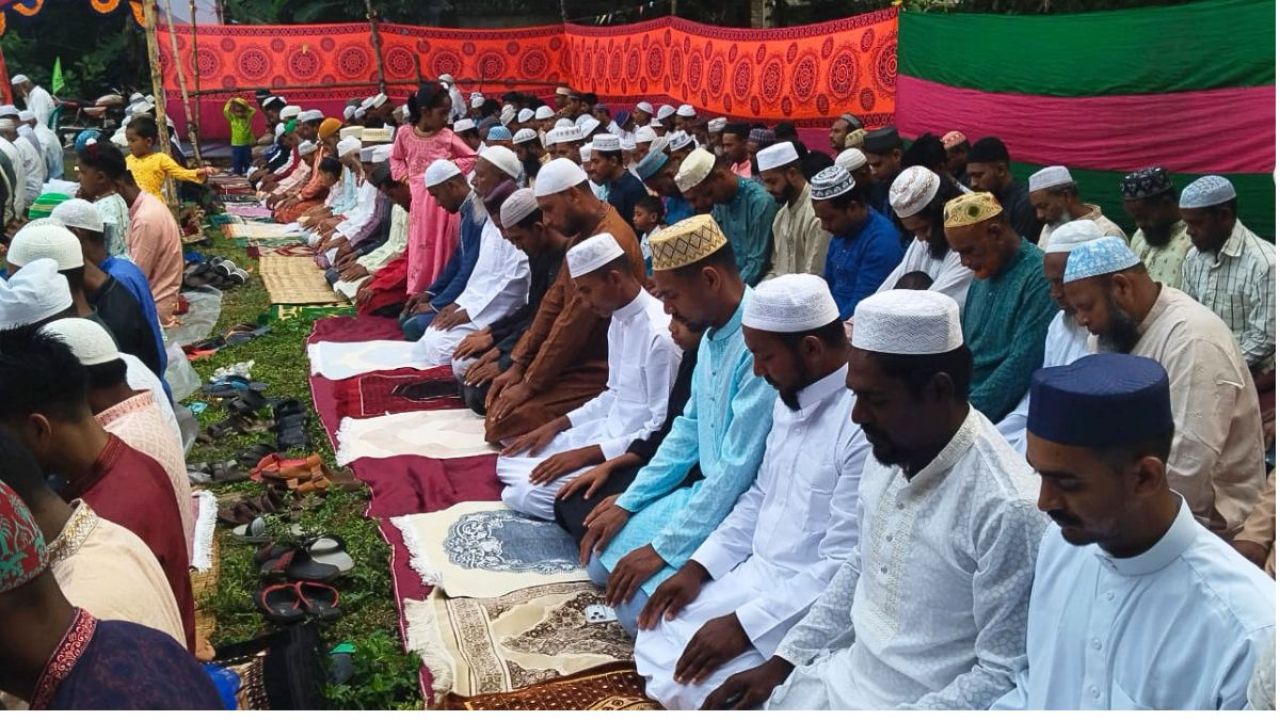 সাতক্ষীরায় কোরবানি ঈদ উদ্‌যাপন করছেন ক্রিকেটার মুস্তাফিজ