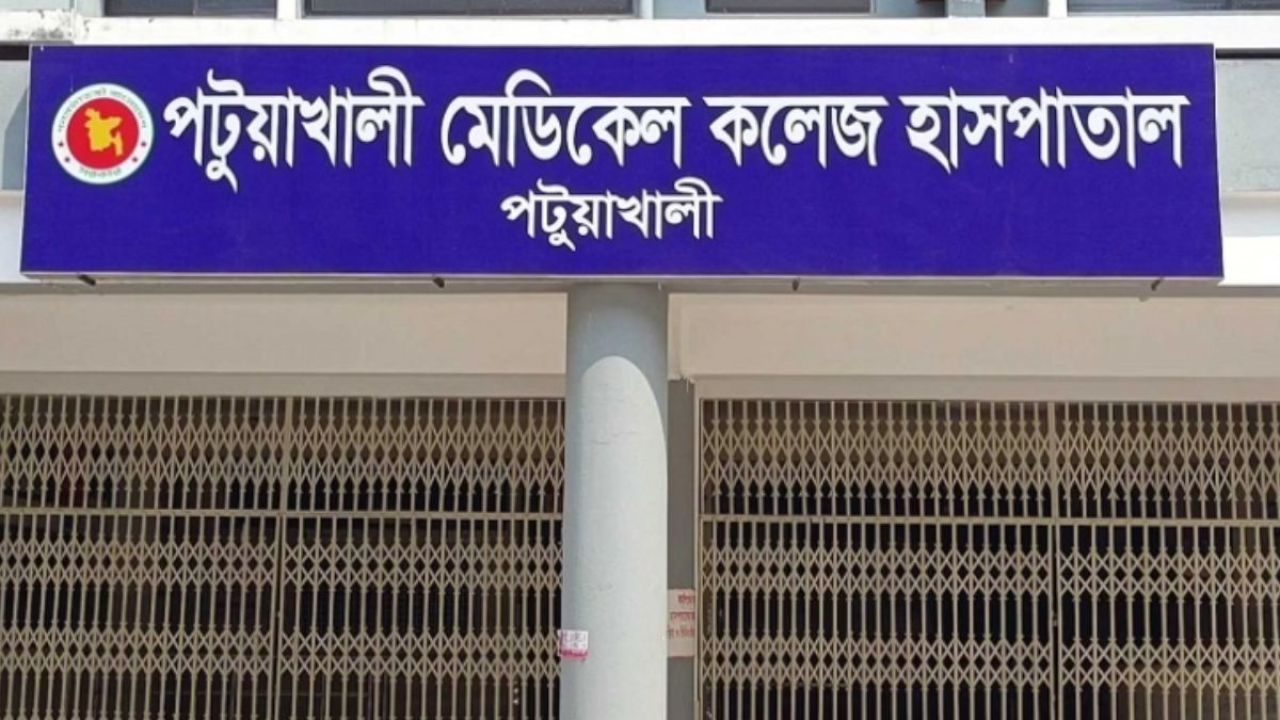 দুমকিতে অটোরিকশা উল্টে অতিরিক্ত সচিব আহত