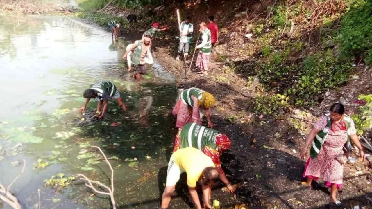 হাতিরঝিল লেক পরিষ্কার করছে রাজউক
