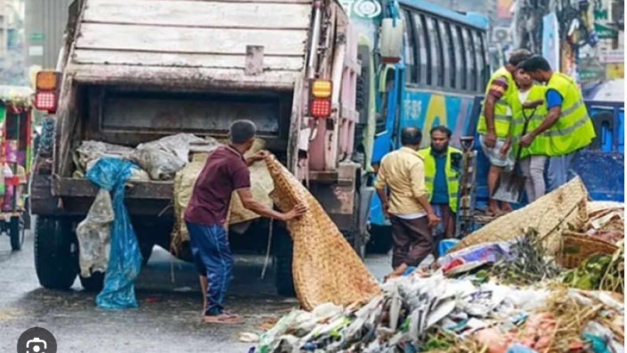 রাজধানীতে এখনও পুরোপুরি সরেনি কোরবানির পশুর বর্জ্য: দুর্গন্ধে নাজেহাল