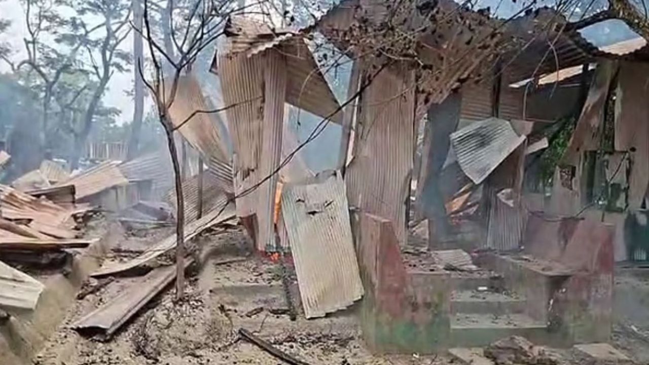 বেগমগঞ্জে যুবককে পিটিয়ে হত্যার জেরে ১২ বাড়িতে অগ্নিসংযোগ