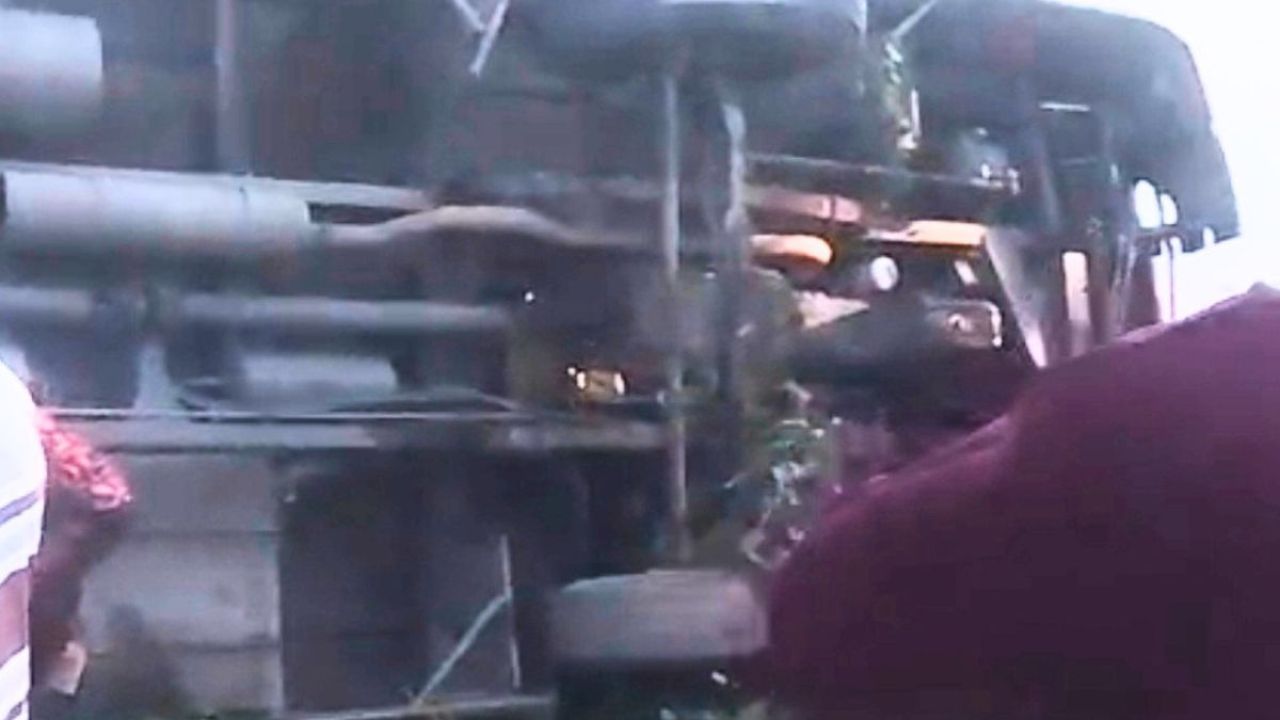 পলাশবাড়ীতে বাস উল্টে নারী নিহত, আহত ১২