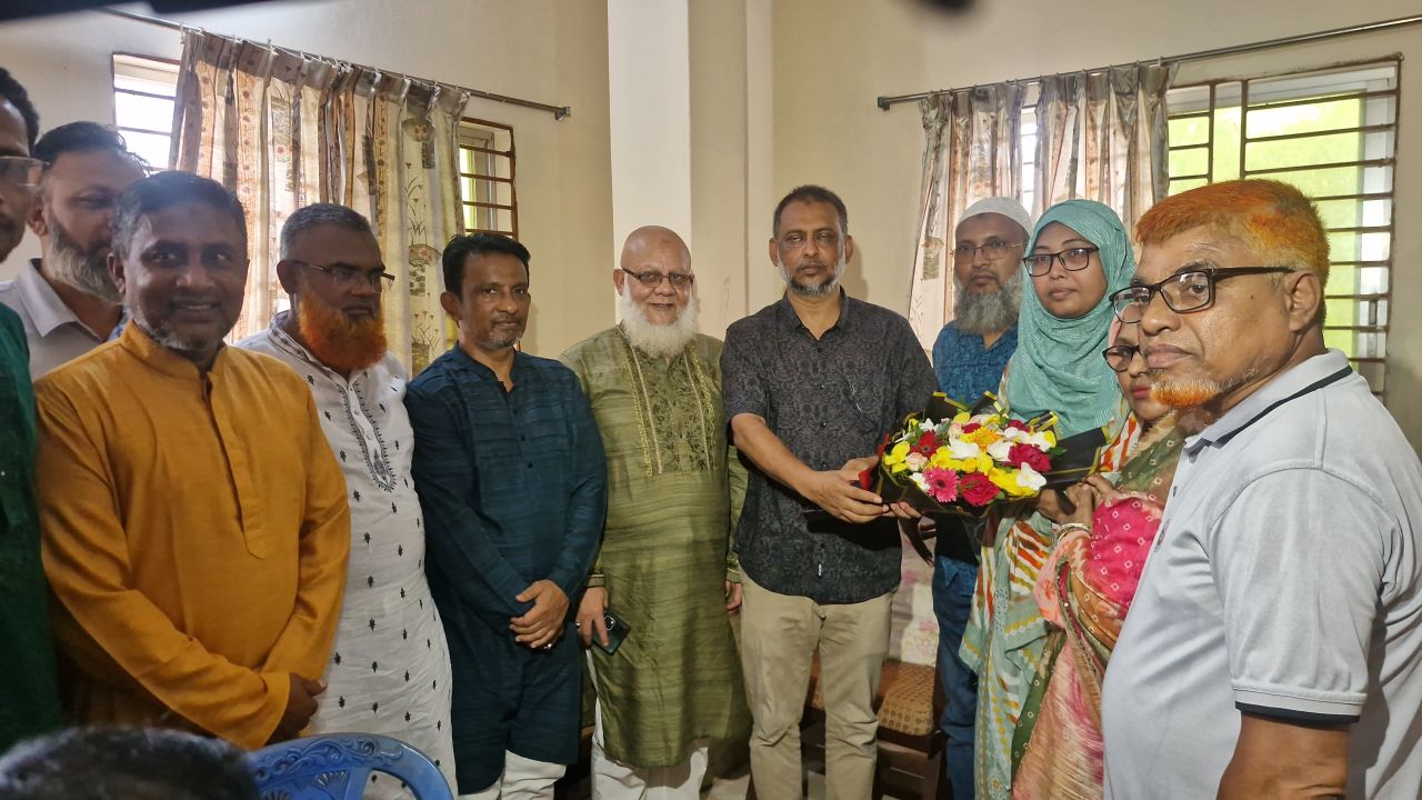 ভাইরাল হওয়া ফেনীর সেই শিক্ষিকার বাসায় উপহার