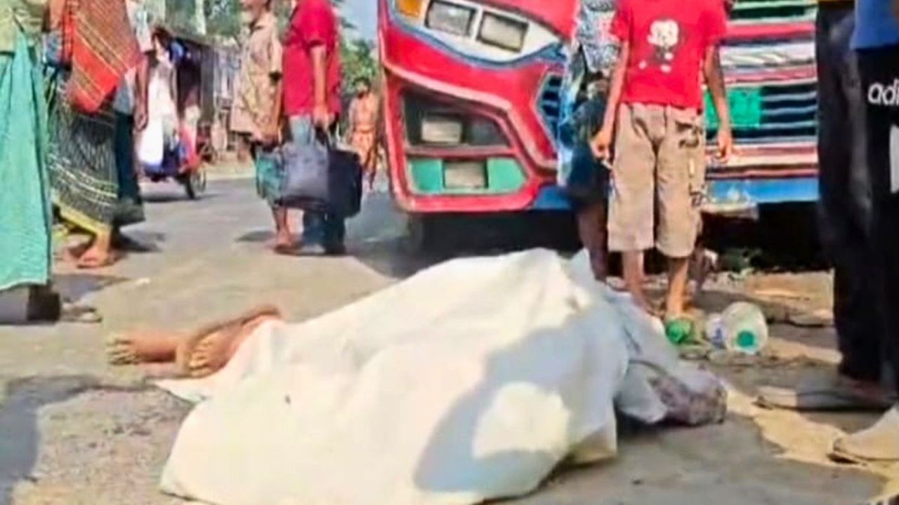 দুই বাসের পাল্লাপাল্লিতে প্রাণ গেল হাসপাতালের নিরাপত্তাকর্মীর