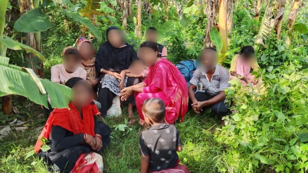 অবৈধভাবে সীমান্ত পারাপারের সময় আটক ১০