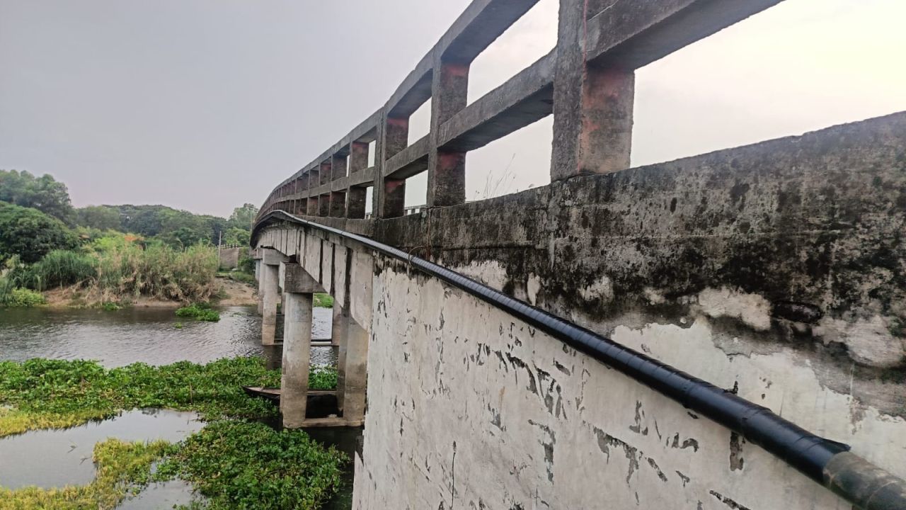 ভাটেরচর-টেংগারচর ব্রিজ দিয়ে অবৈধ গ্যাস সংযোগ গেছে অনেক গ্রামে