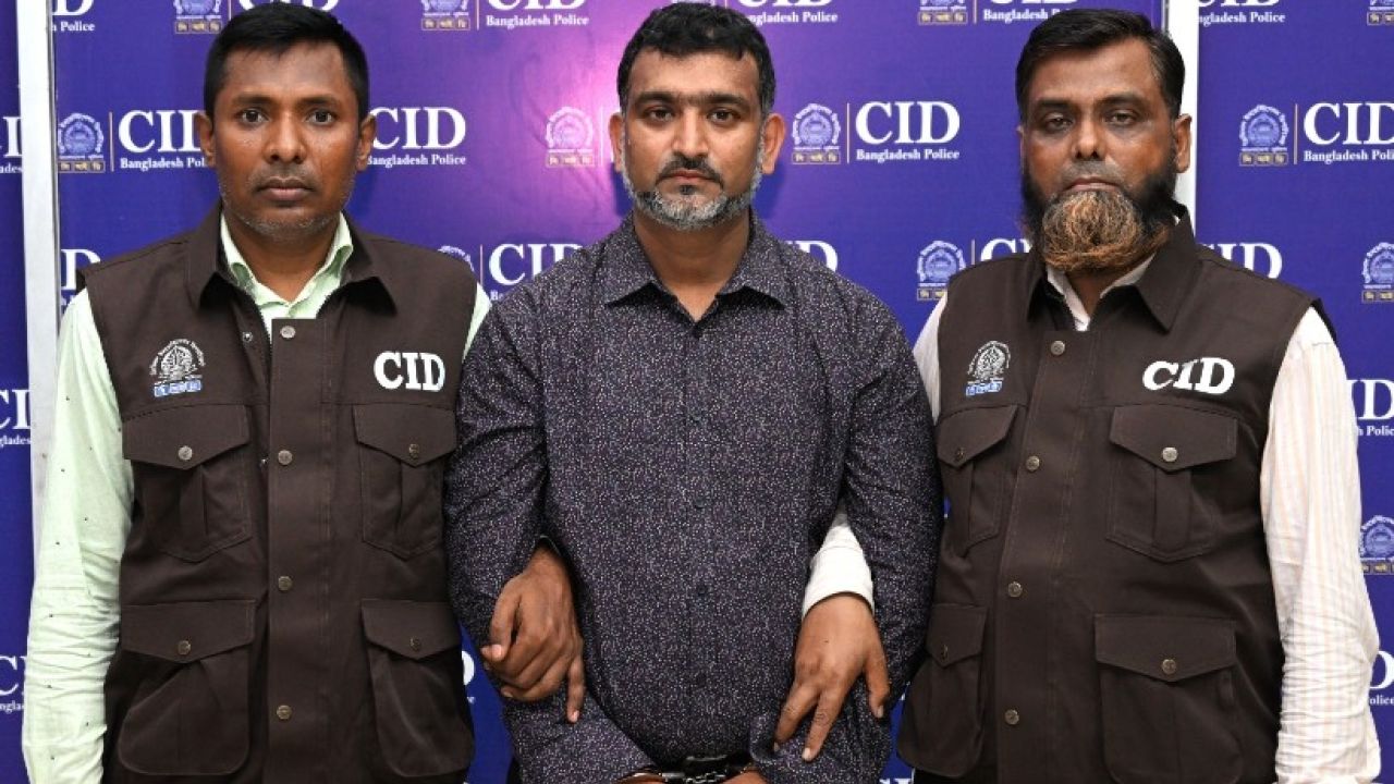 ক্রেডিট কার্ডে অর্থ আত্মসাৎ, ব্যাংক কর্মকর্তা গ্রেপ্তার