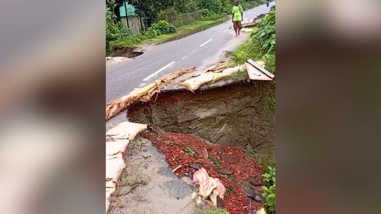 সুন্দরগঞ্জে সড়ক ধসে হাজারো মানুষের ভোগান্তি