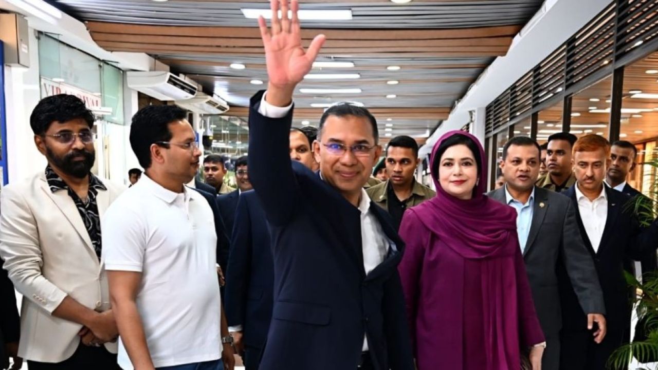 প্রথম বিদেশ সফরে সস্ত্রীক প্রধানমন্ত্রী, সঙ্গে ৭ মন্ত্রী-উপদেষ্টা