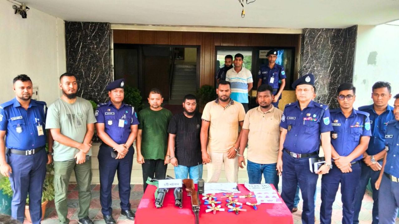 চোখে মরিচের গুঁড়া ছিটিয়ে অস্ত্র লুট করা চক্রের ৪ সদস্য গ্রেপ্তার