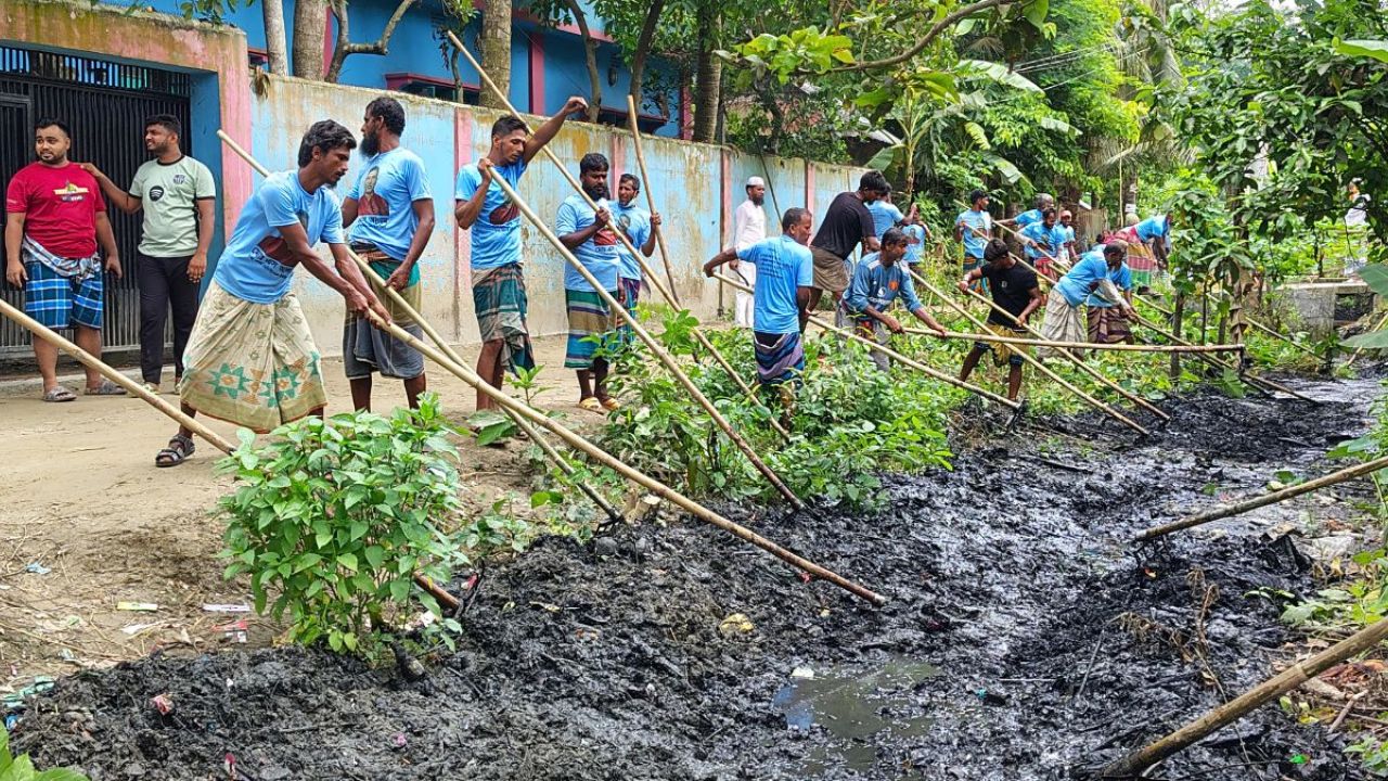 গ্রামবাসীর উদ্যোগে প্রাণ ফিরল মৃতপ্রায় খালের
