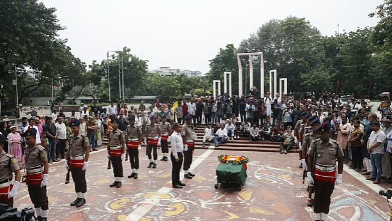 বরেণ্য শিল্পী মুস্তাফা মনোয়ারকে শেষ শ্রদ্ধা