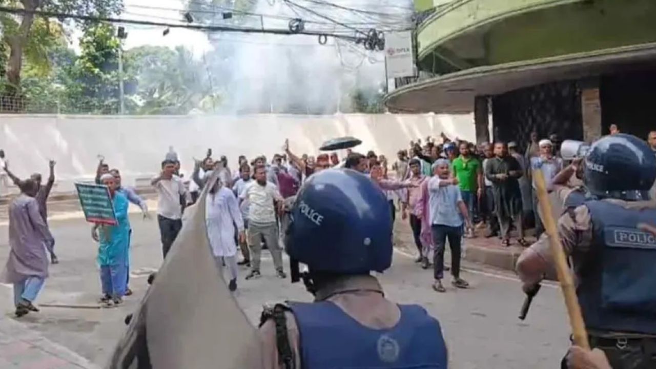 ইসলামী ব্যাংকের সামনে বিক্ষোভে পুলিশের লাঠিচার্জ, জলকামান-টিয়ারগ্যাস