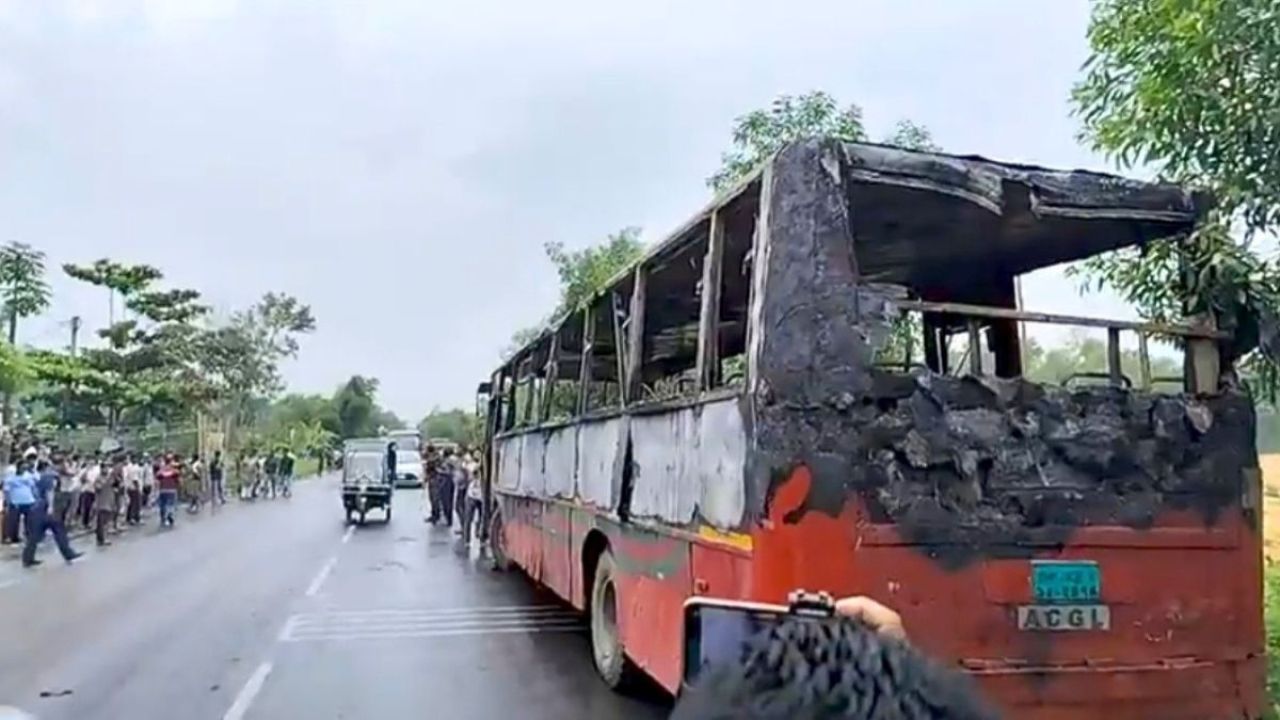 ফটিকছড়িতে বাসচাপায় বাবা-ছেলের মৃত্যু, বিক্ষুব্ধ জনতার অগ্নিসংযোগ