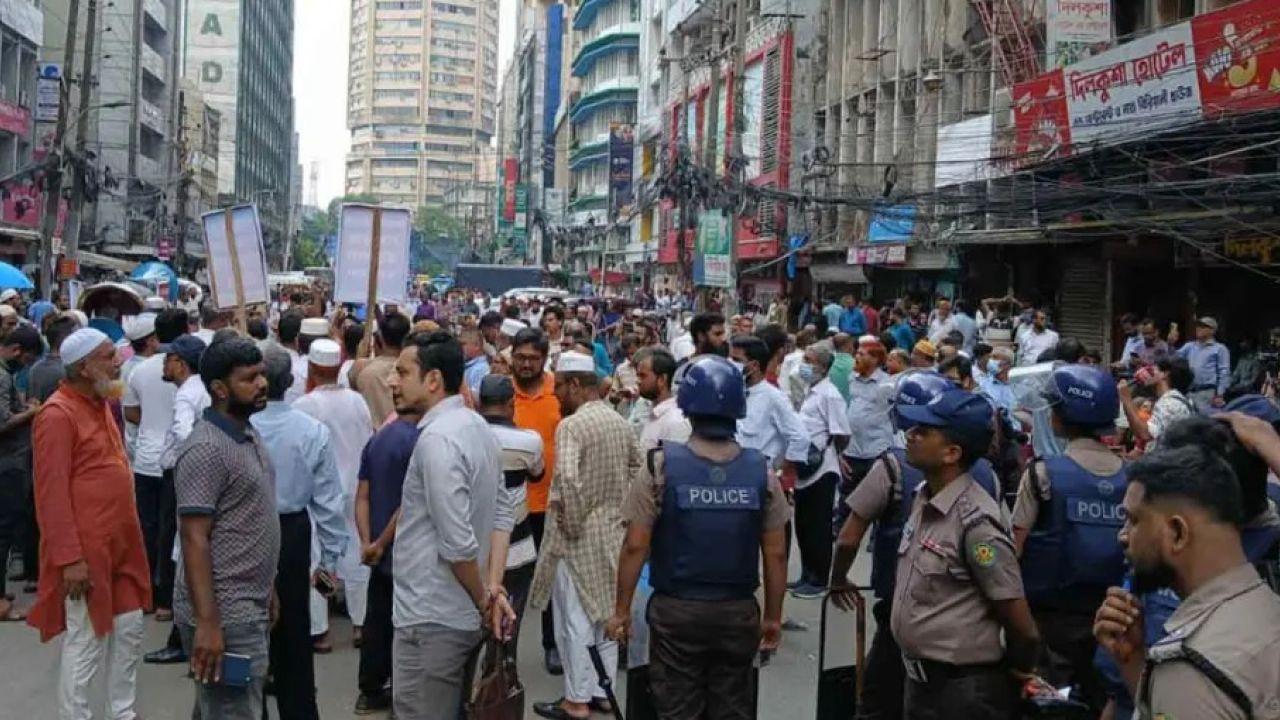 লাঠিচার্জেও সরেননি বিক্ষোভকারীরা