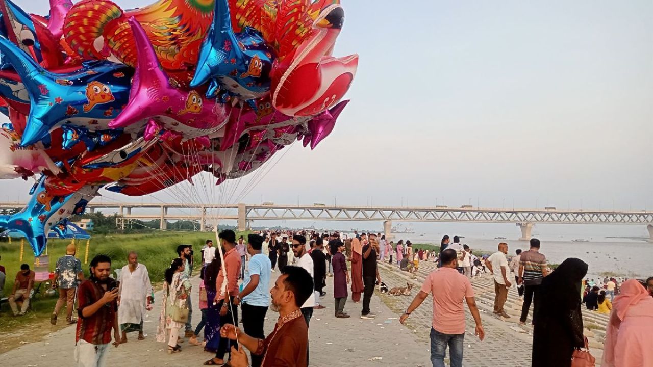 ঈদে পদ্মা সেতু দেখতে পর্যটকদের ভিড়