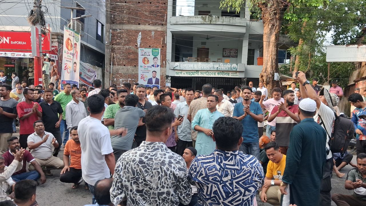 দীপেন দেওয়ানের পদত্যাগপত্র প্রত্যাহারের দাবিতে রাঙামাটিতে সড়ক অবরোধ ও বিক্ষোভ