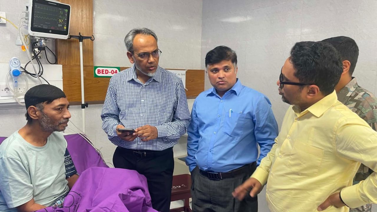 রামিসার অসুস্থ বাবাকে দেখতে হাসপাতালে ডা. রফিক