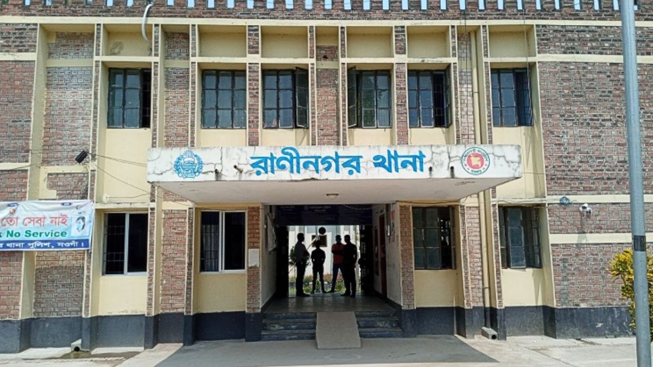 চোখে মরিচের গুঁড়া ছিটিয়ে ছিনতাই, ছুরিকাঘাতে জখম
