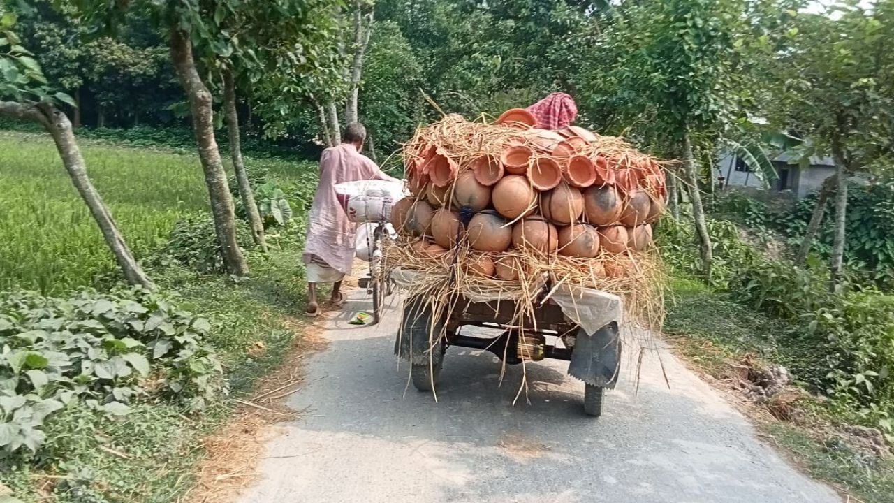 তারাগঞ্জে বিলুপ্তির পথে ঐতিহ্যবাহী মৃৎশিল্প