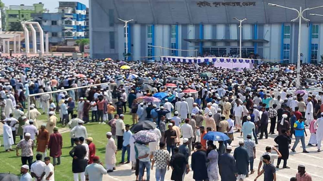ভোলায় তোফায়েল আহমেদের জানাজায় মানুষের ঢল
