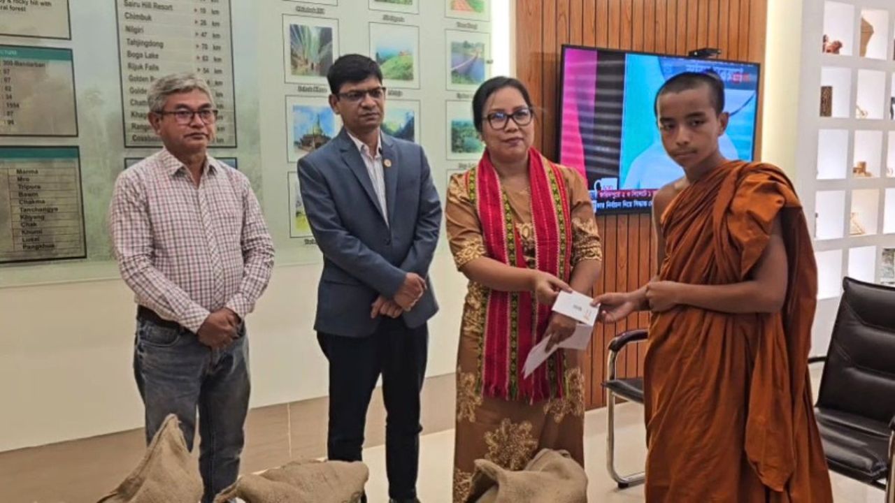 মাইন বিস্ফোরণে নিহতদের পরিবারকে সহায়তা প্রদান