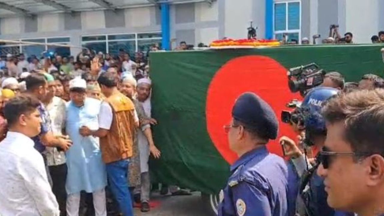 রাষ্ট্রীয় মর্যাদায় চিরনিদ্রায় শায়িত হলেন তোফায়েল আহমেদ