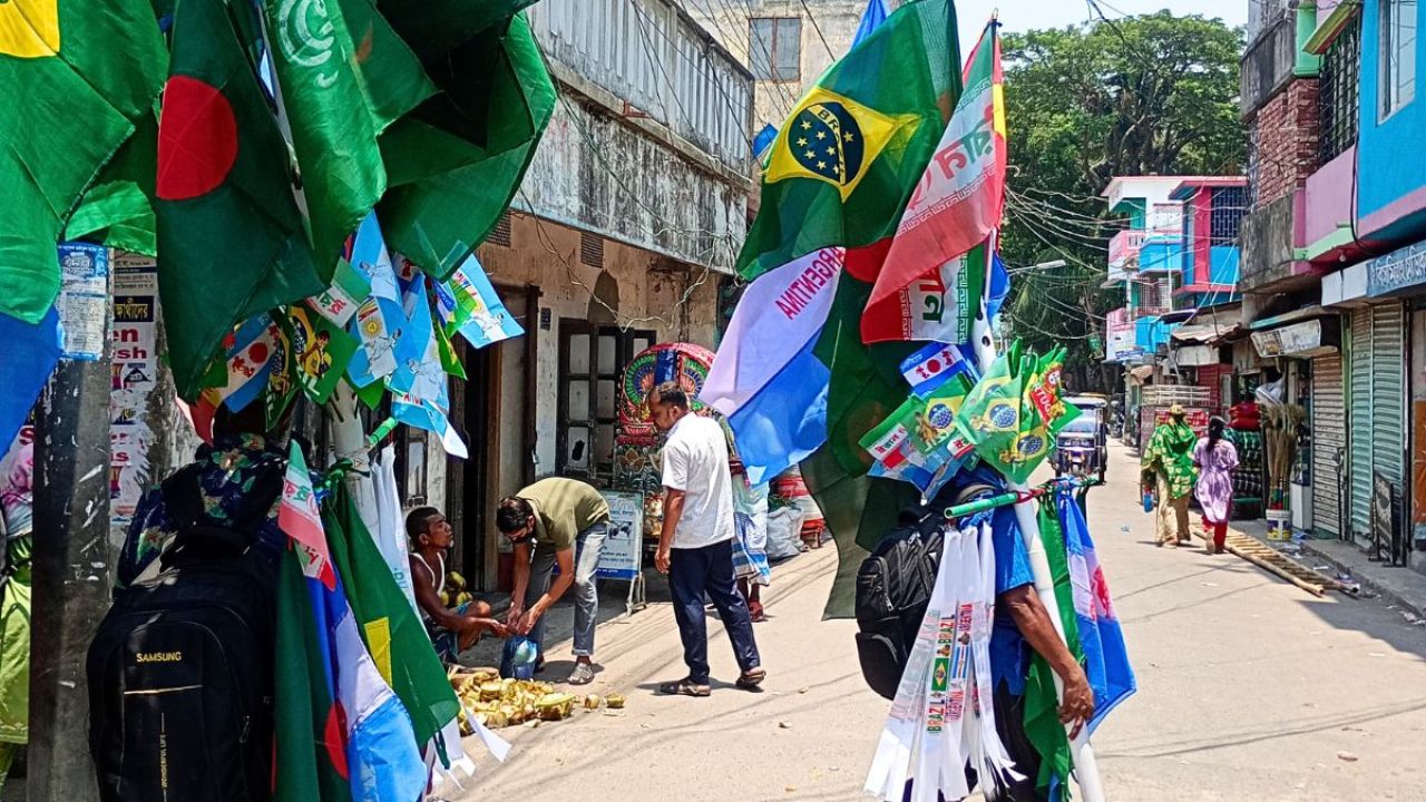 চাঁদপুরে বিশ্বকাপ উন্মাদনা, পতাকায় রঙিন পথঘাট
