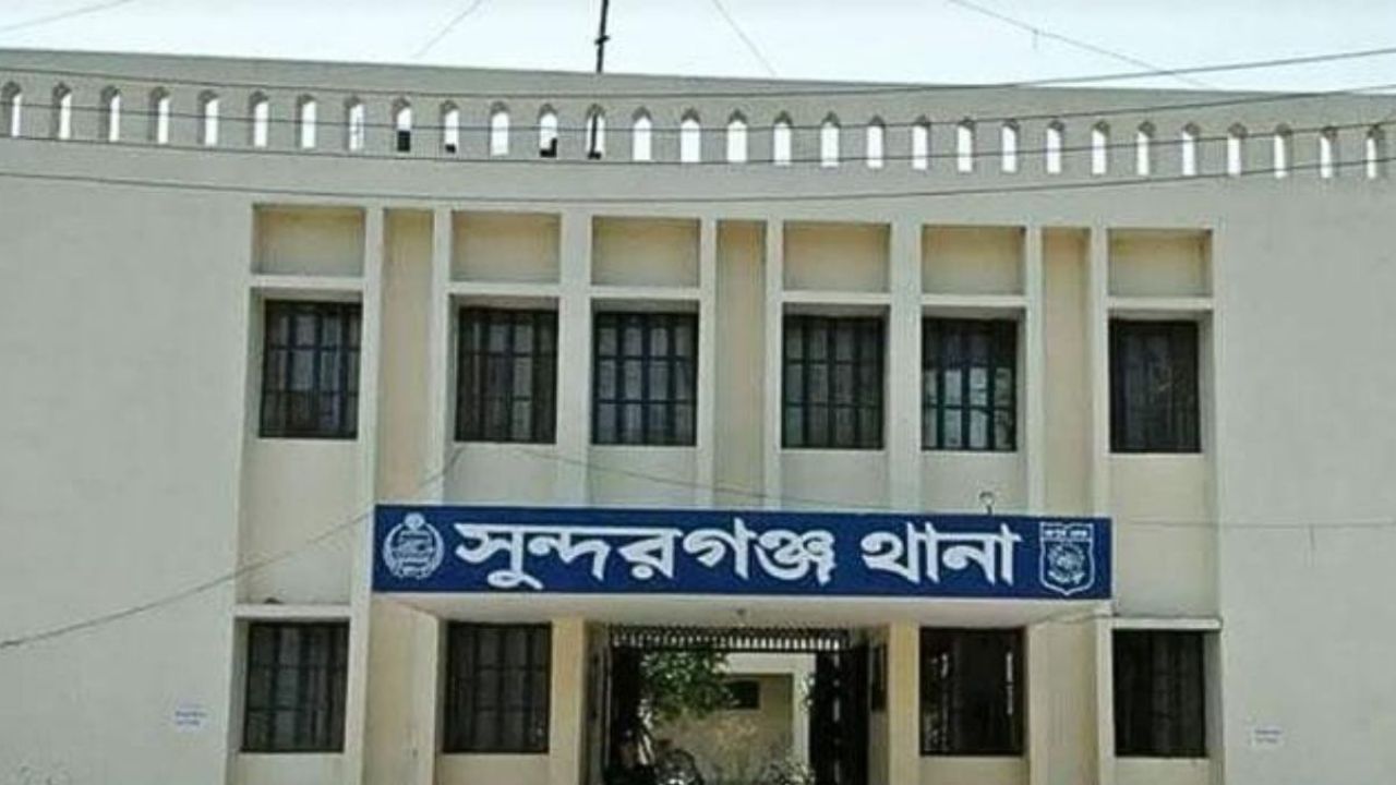 শ্বশুরবাড়িতে আম পাড়তে গিয়ে বিদ্যুৎস্পৃষ্টে যুবকের মৃত্যু