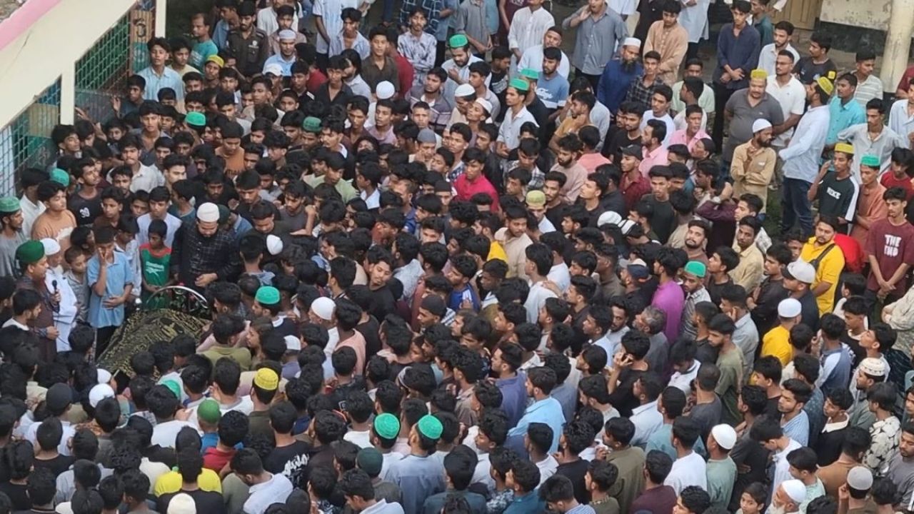 বান্দরবান থেকে ফেরার পথে প্রাণ গেল ২ বন্ধুর