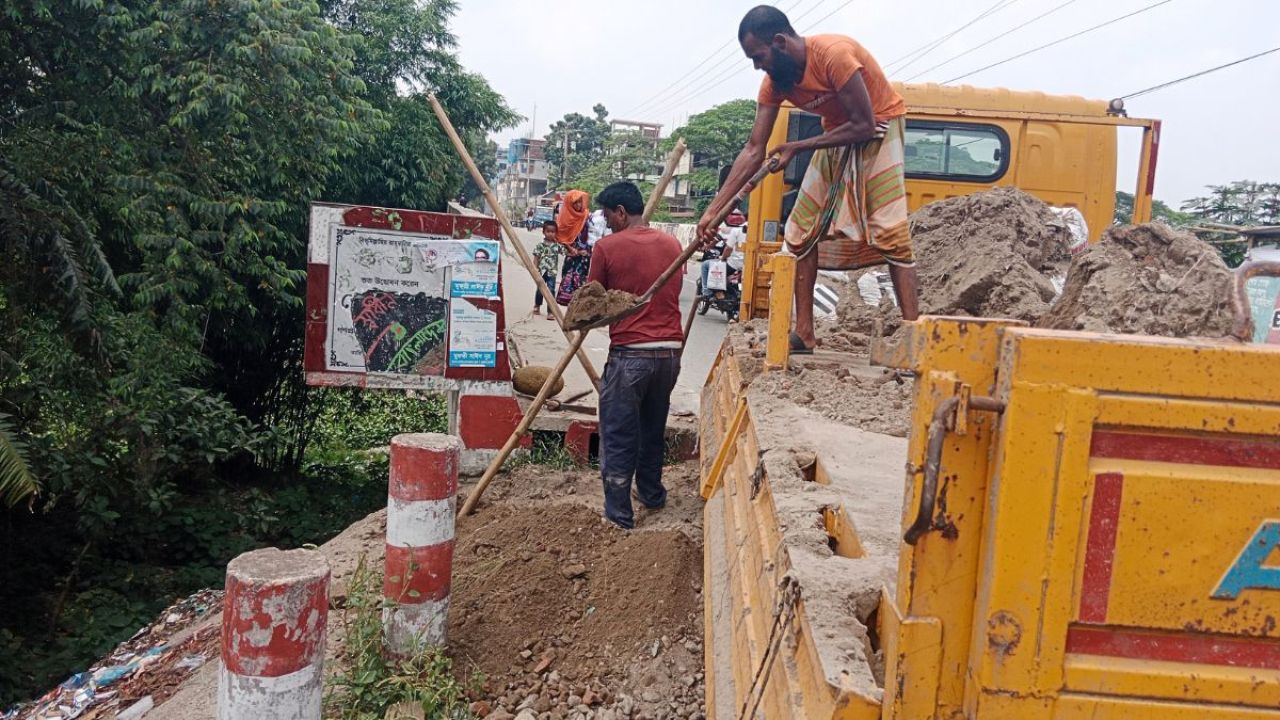 সংস্কার হচ্ছে সাটুরিয়া সেতুর সংযোগ সড়ক