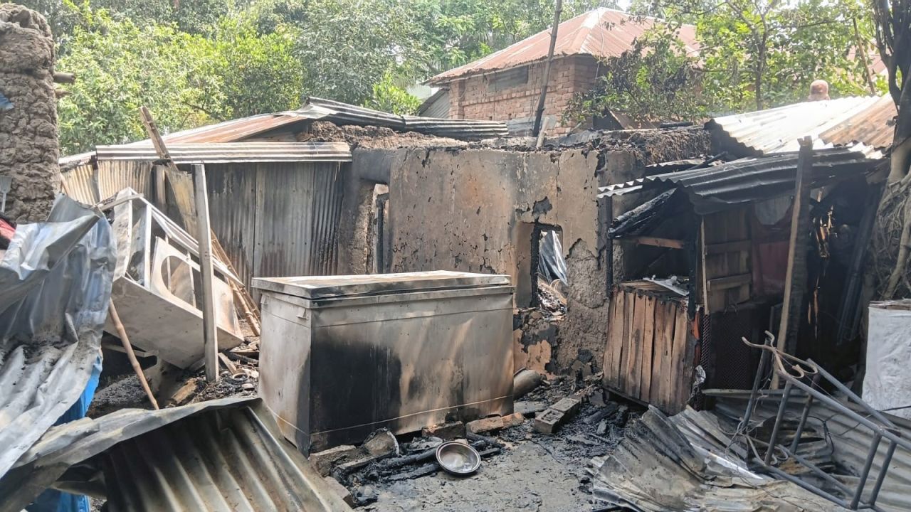 শর্টসার্কিটের আগুনে পুড়ল কৃষকের ঘর