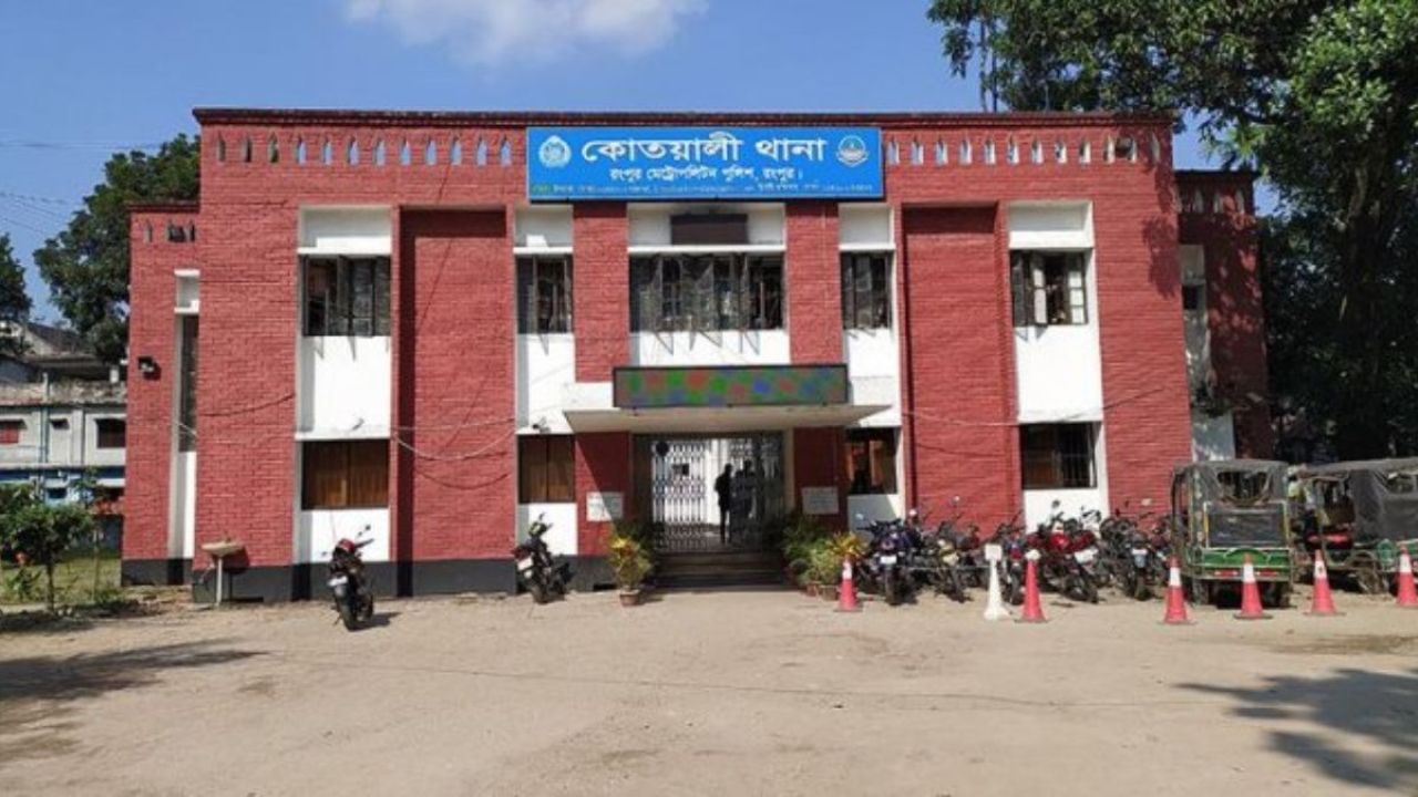 স্বেচ্ছাসেবক দলের নেতাকে থানায় মারধর, ৩ পুলিশ প্রত্যাহার