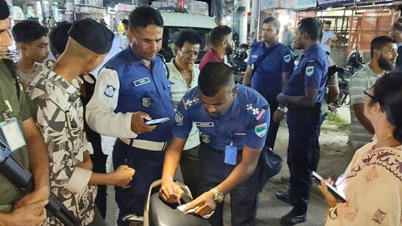 ট্রাফিক আইন অমান্য করায় ৩ কিশোরের জরিমানা