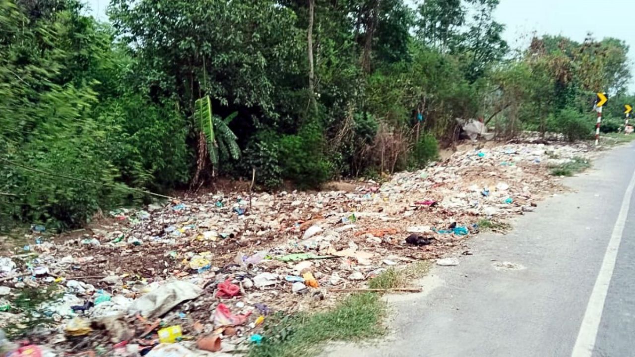 মহাসড়কের পাশে ভাগাড়, দুর্গন্ধে অতিষ্ঠ যাত্রীরা