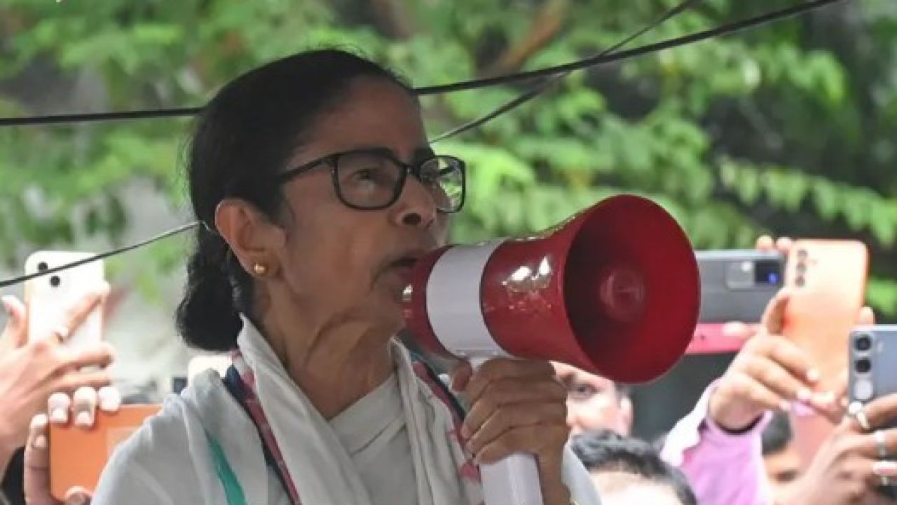 হাদির খুনি নিয়ে মন্তব্যে মমতার বিরুদ্ধে দেশদ্রোহিতার মামলা