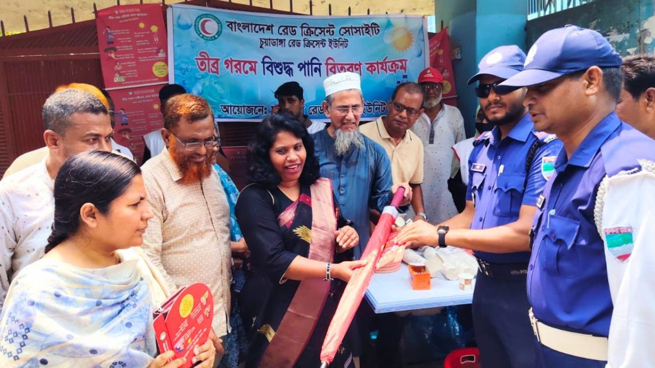 গরমে অতিষ্ঠ চুয়াডাঙ্গাবাসীর পাশে জেলা প্রশাসন