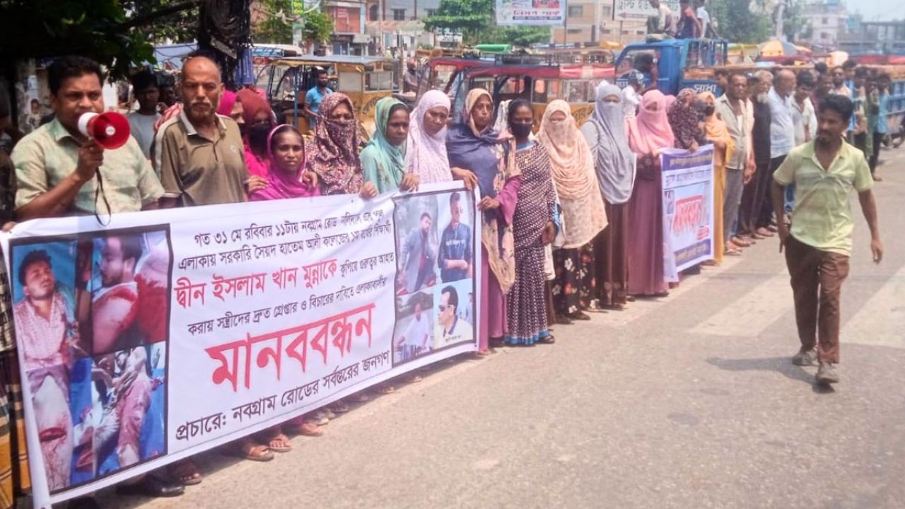 বরিশালে মহাসড়ক অবরোধ, সন্ত্রাসীদের গ্রেপ্তারের দাবি